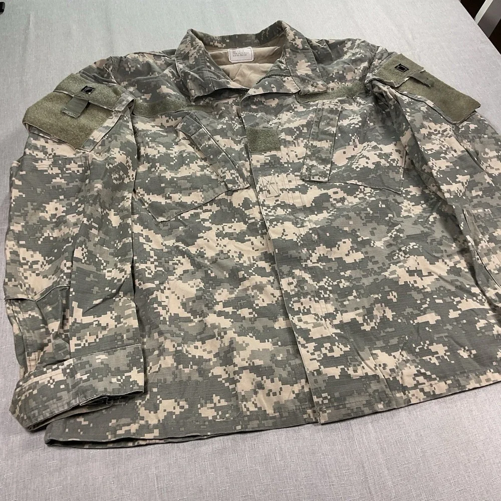 ARMY Combat Uniform (ACU) Coat Size Medium Reg (Olive Green Hook Fastner)